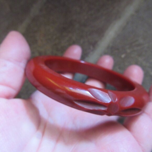 Rust Red 1940's Carved Bakelite Bangle - Picture 3 of 5